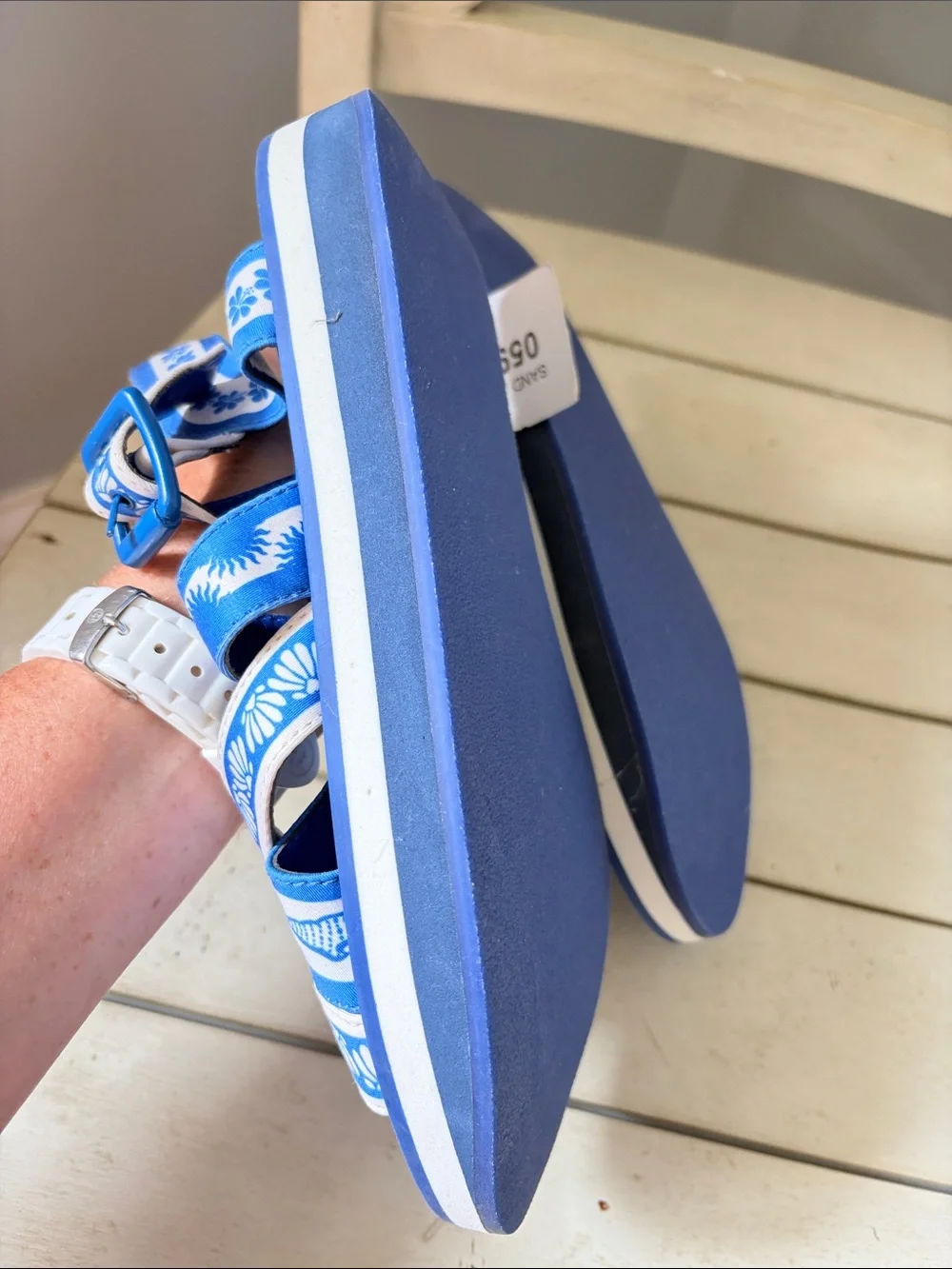 FARM Rio SAND ARANHA SOLAR White & Blue Printed Cross-Strap Sandals in Azul